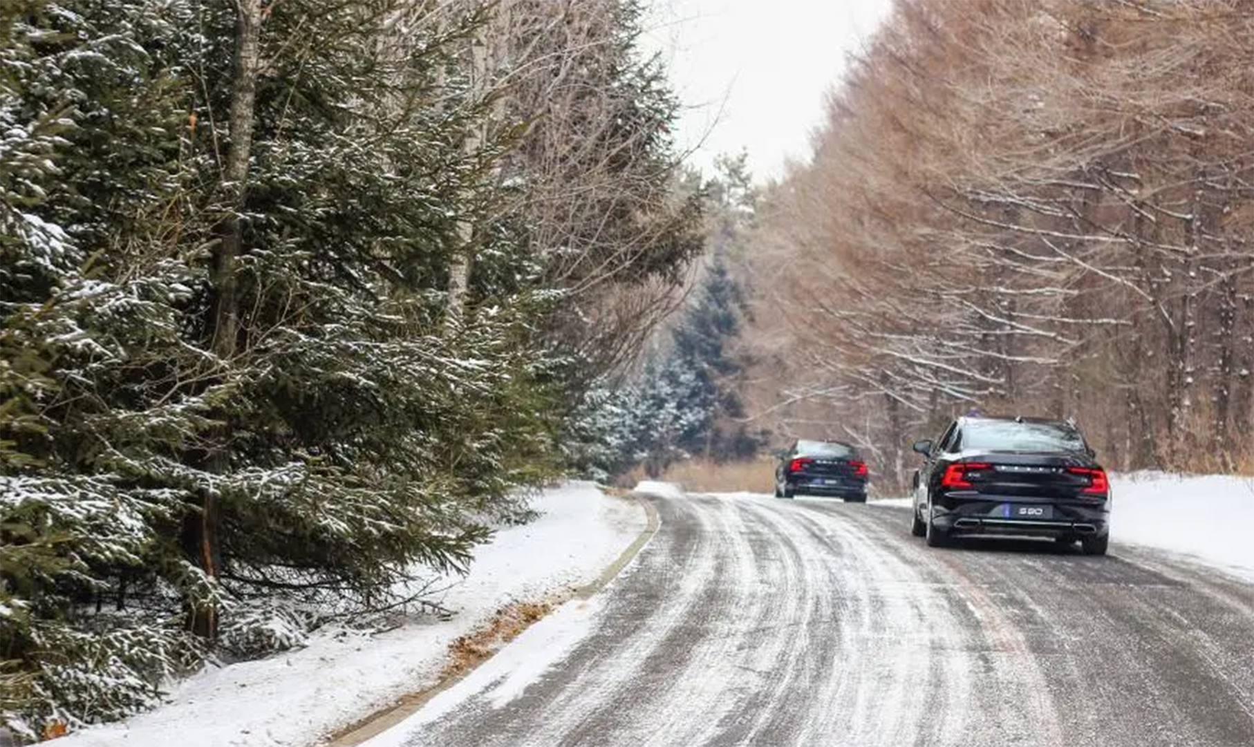 怎样通过积雪覆盖的道路